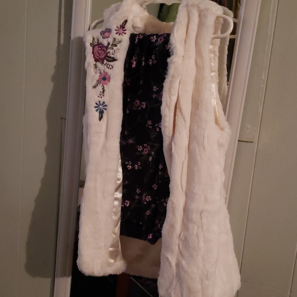 Girls White Vest & Floral Pants!